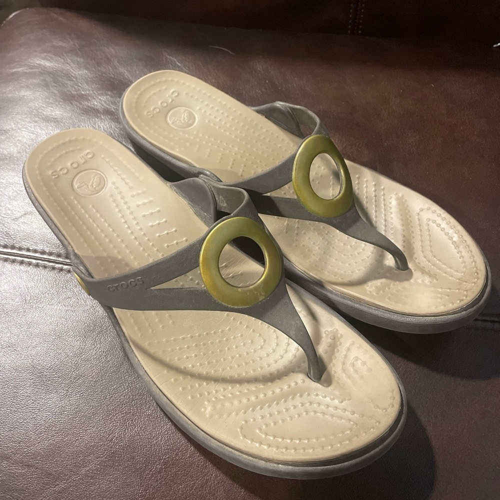 Crocs Sanrah Sandal Women’s 9 Flip Flop Thong Shoe Wedge brown gold comfortable